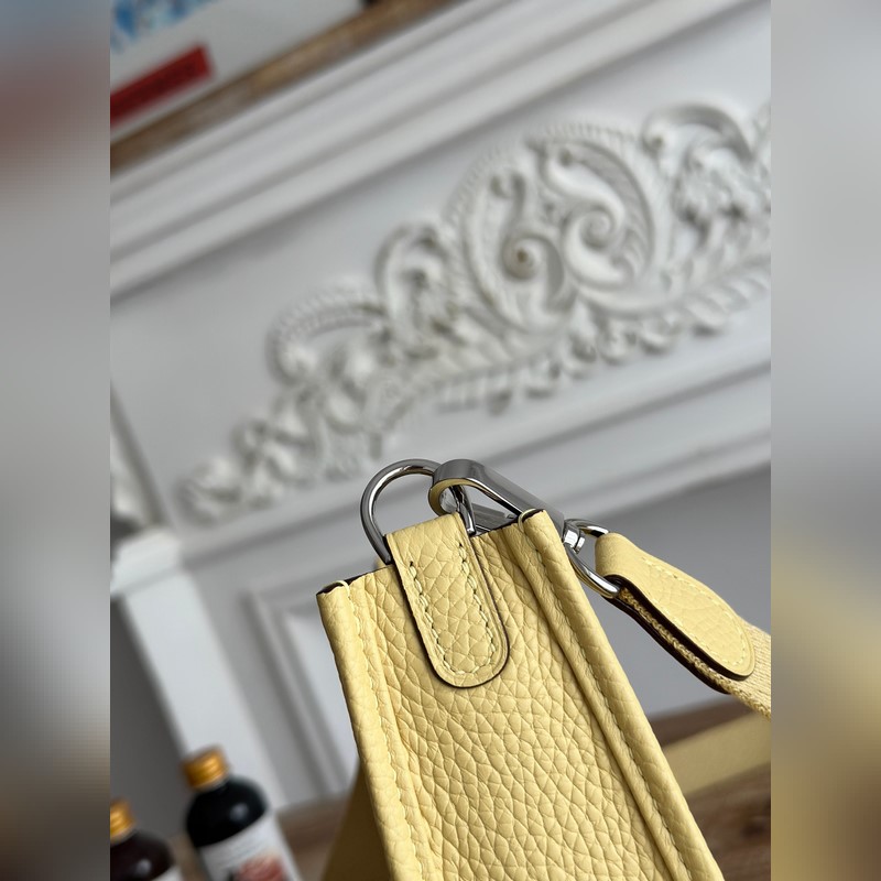 Mini EveyIne 伊芙琳 半手工+蠟線 自配肩帶+tc牛皮 顔色：小雞