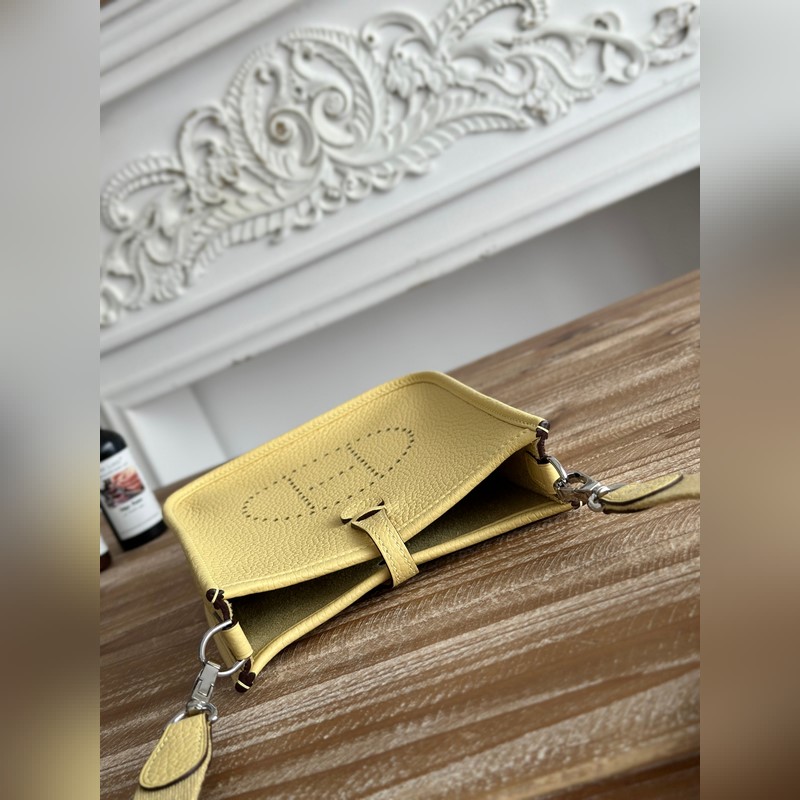 Mini EveyIne 伊芙琳 半手工+蠟線 自配肩帶+tc牛皮 顔色：小雞