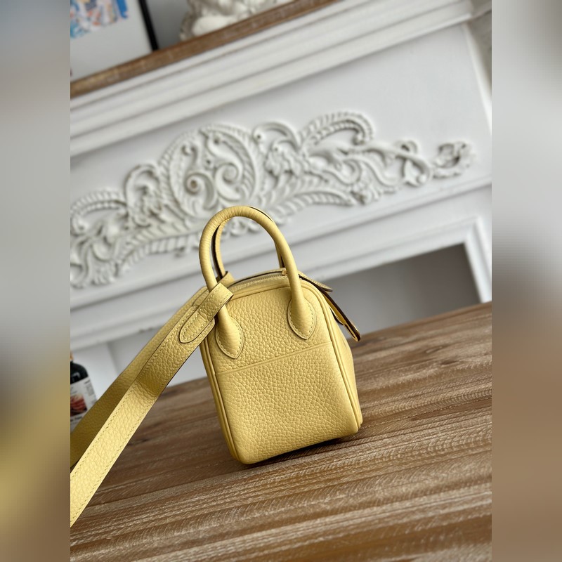 琳迪lindy 19cm 顔色：小雞黃、金扣 Tc皮 蜜蠟線半手工縫制 lind