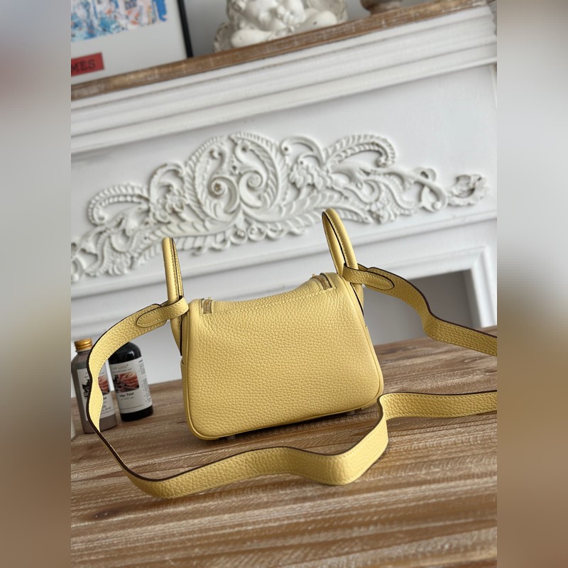 琳迪lindy 19cm 顔色：小雞黃、金扣 Tc皮 蜜蠟線半手工縫制 lind