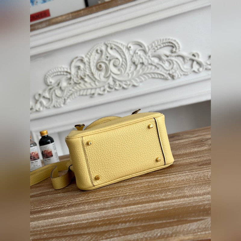 琳迪lindy 19cm 顔色：小雞黃、金扣 Tc皮 蜜蠟線半手工縫制 lind