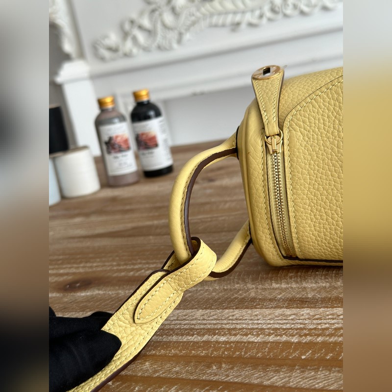 琳迪lindy 19cm 顔色：小雞黃、金扣 Tc皮 蜜蠟線半手工縫制 lind