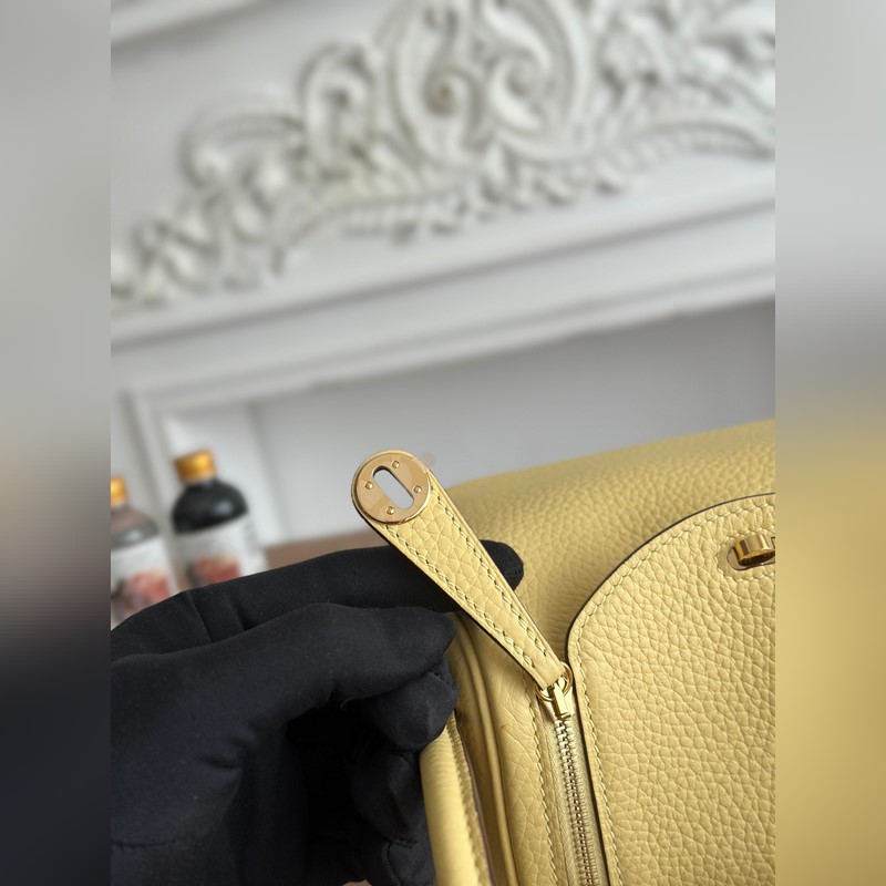 琳迪lindy 19cm 顔色：小雞黃、金扣 Tc皮 蜜蠟線半手工縫制 lind