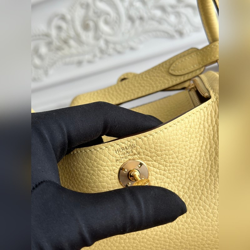 琳迪lindy 19cm 顔色：小雞黃、金扣 Tc皮 蜜蠟線半手工縫制 lind