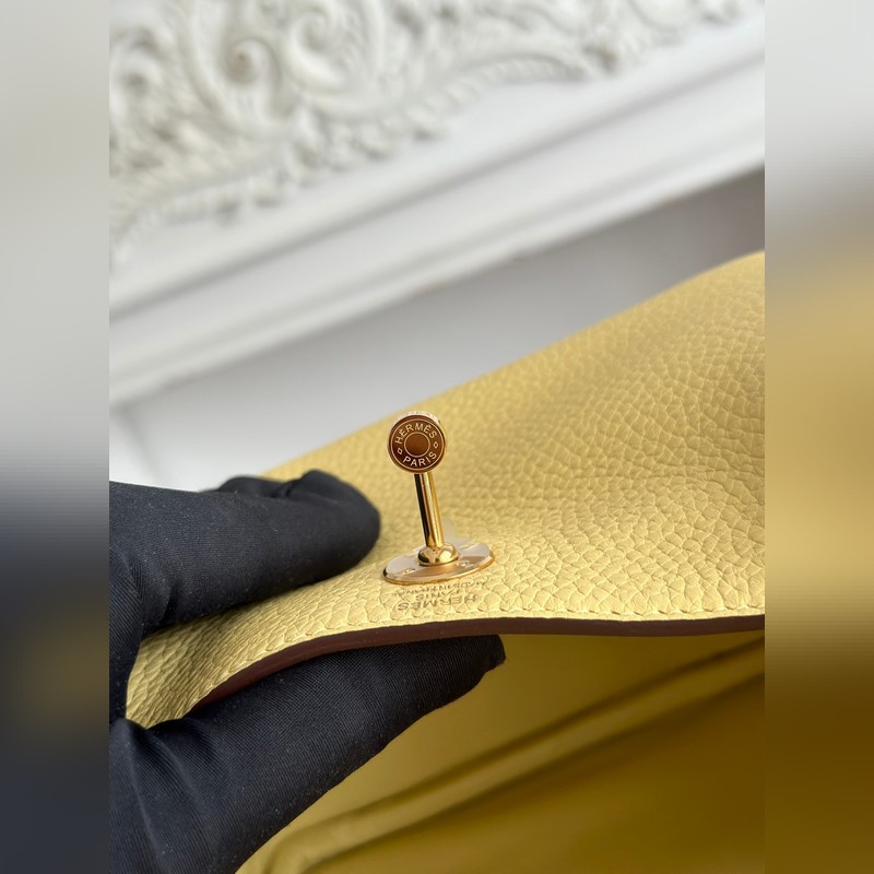 琳迪lindy 19cm 顔色：小雞黃、金扣 Tc皮 蜜蠟線半手工縫制 lind