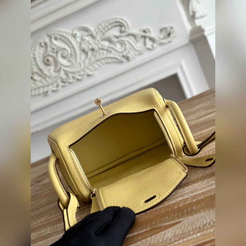 琳迪lindy 19cm 顔色：小雞黃、金扣 Tc皮 蜜蠟線半手工縫制 lind