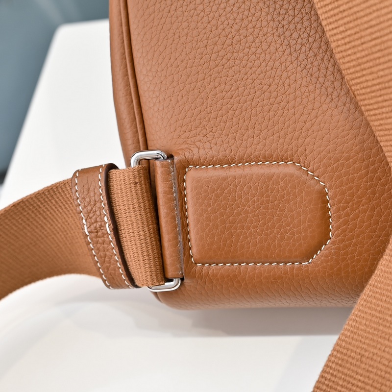 愛馬仕最帥胸包來啦 Hermes HAC A DOS 終于出了一款除了 BKc比