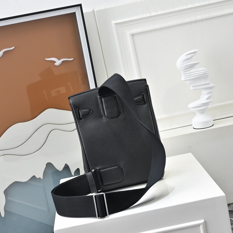 愛(ài)馬仕最帥胸包來(lái)啦 Hermes HAC A DOS 終于出了一款除了 BKc比