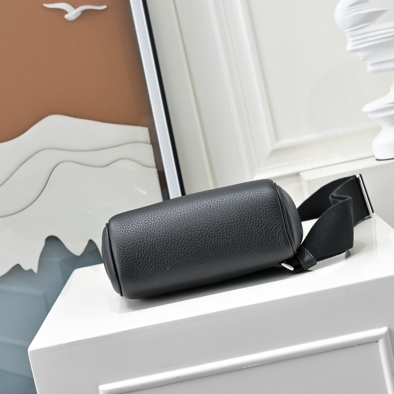 愛(ài)馬仕最帥胸包來(lái)啦 Hermes HAC A DOS 終于出了一款除了 BKc比