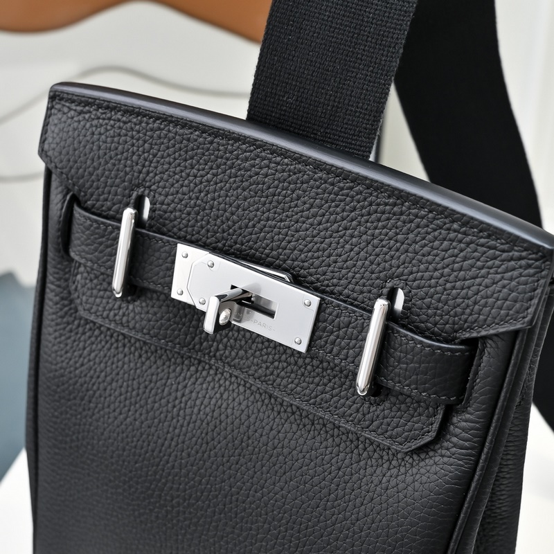 愛(ài)馬仕最帥胸包來(lái)啦 Hermes HAC A DOS 終于出了一款除了 BKc比