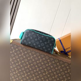 M26433綠色 頂級(jí)原單 變碼芯片163C 本款Dopp Kit梳洗包以細(xì)緻粒