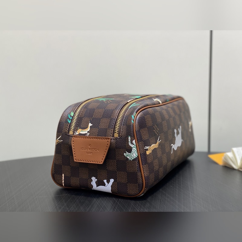 M44494啡格絲印 化妝包洗漱包 DOPP 盥洗包 路易威登標(biāo)志性的 Mono