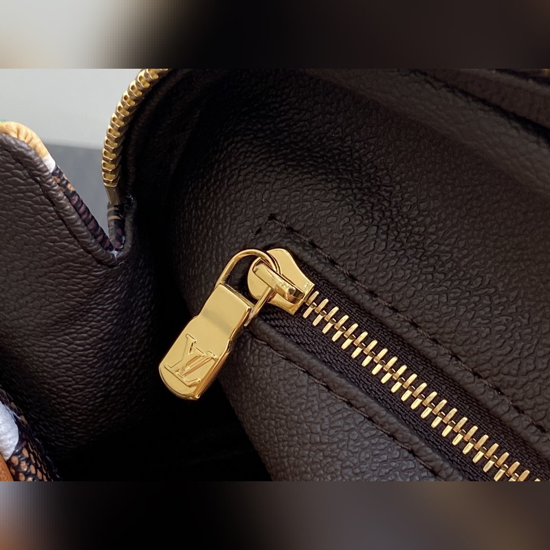 M44494啡格絲印 化妝包洗漱包 DOPP 盥洗包 路易威登標(biāo)志性的 Mono