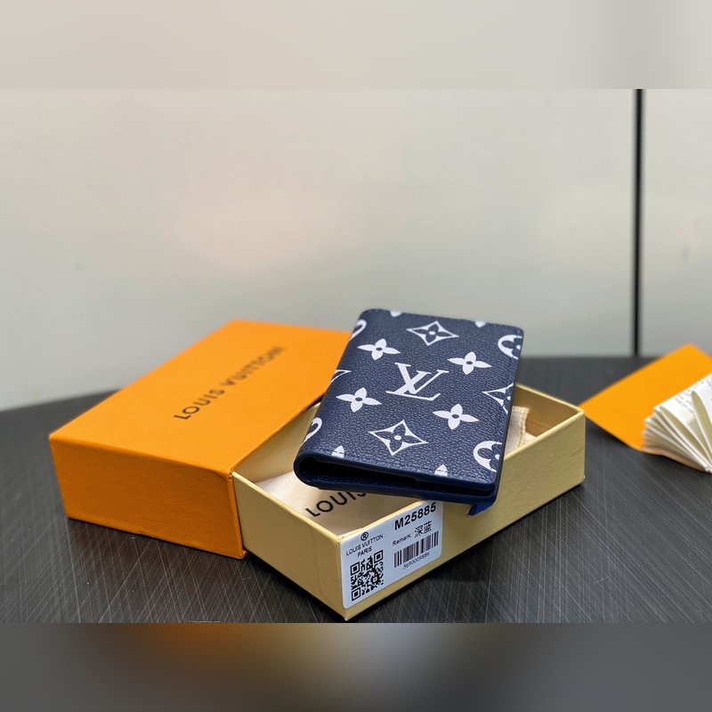 M25885深藍 卡包錢包 當季新款 口袋錢夾 本款口袋錢夾出自 2026 Ta