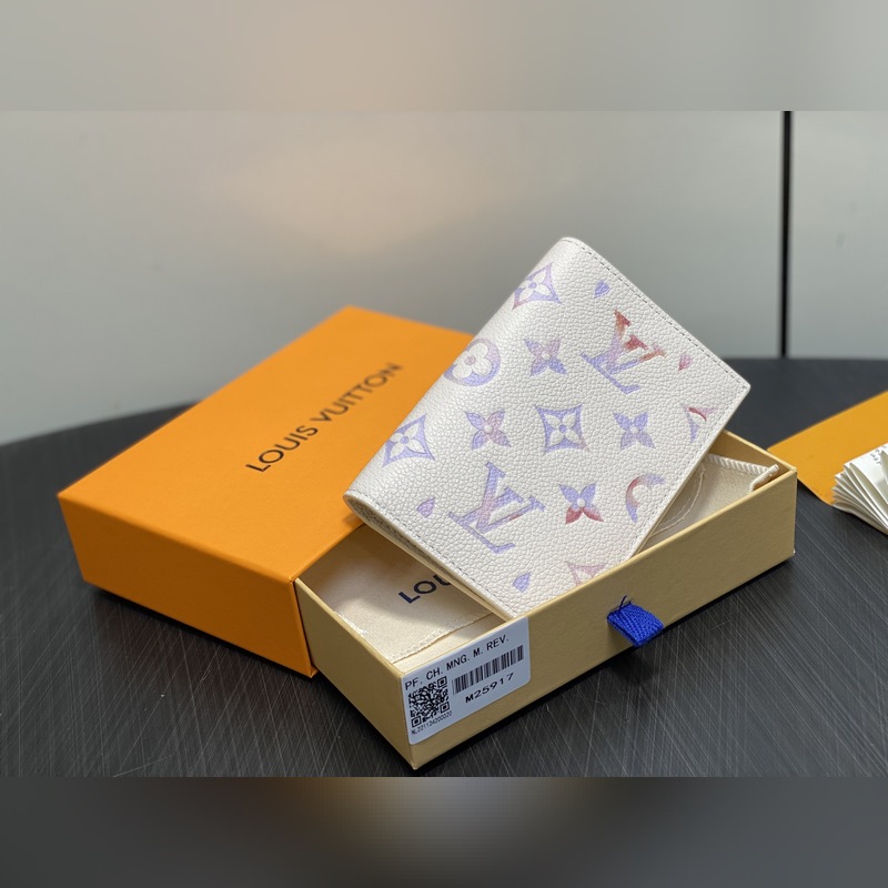 M25917米白 七夕限定幻彩全皮護照夾護照套 本款護照套為 Monogram