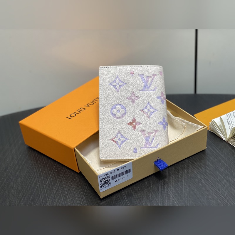 M25917米白 七夕限定幻彩全皮護照夾護照套 本款護照套為 Monogram