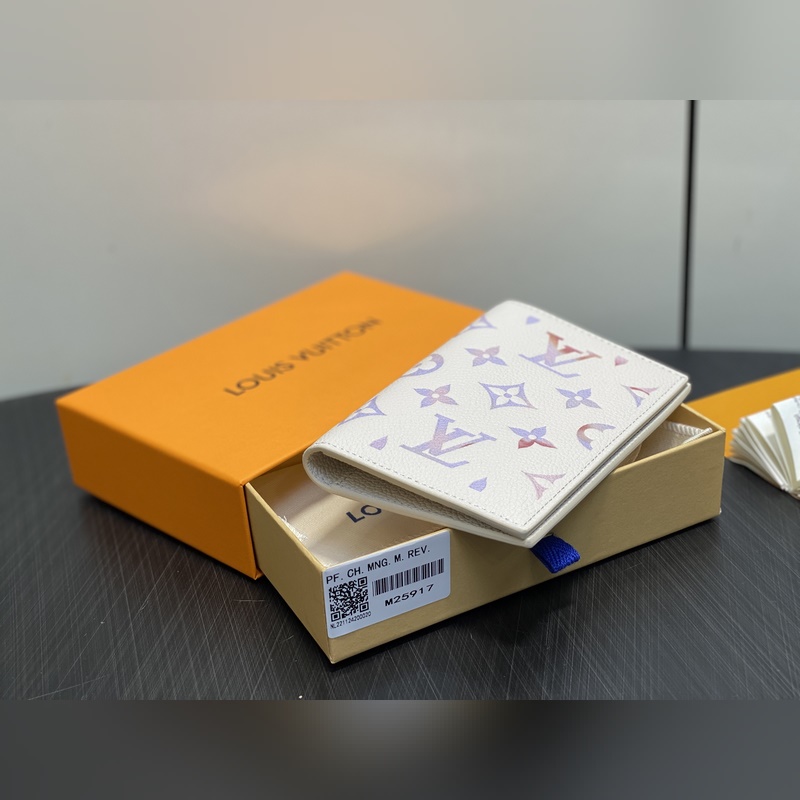 M25917米白 七夕限定幻彩全皮護照夾護照套 本款護照套為 Monogram