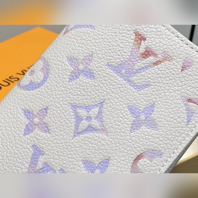 M25917米白 七夕限定幻彩全皮護照夾護照套 本款護照套為 Monogram