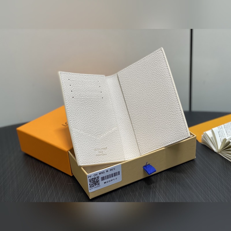 M25917米白 七夕限定幻彩全皮護照夾護照套 本款護照套為 Monogram