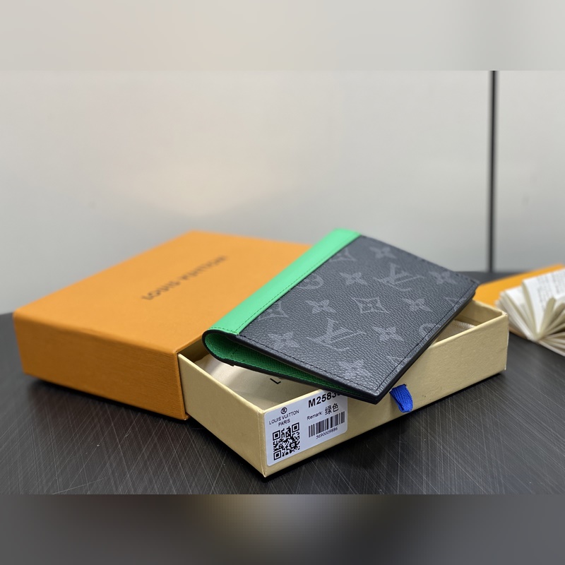 M25838黑花/綠色 護照夾護照套 當季新款 護照套 本款護照套為 Monog