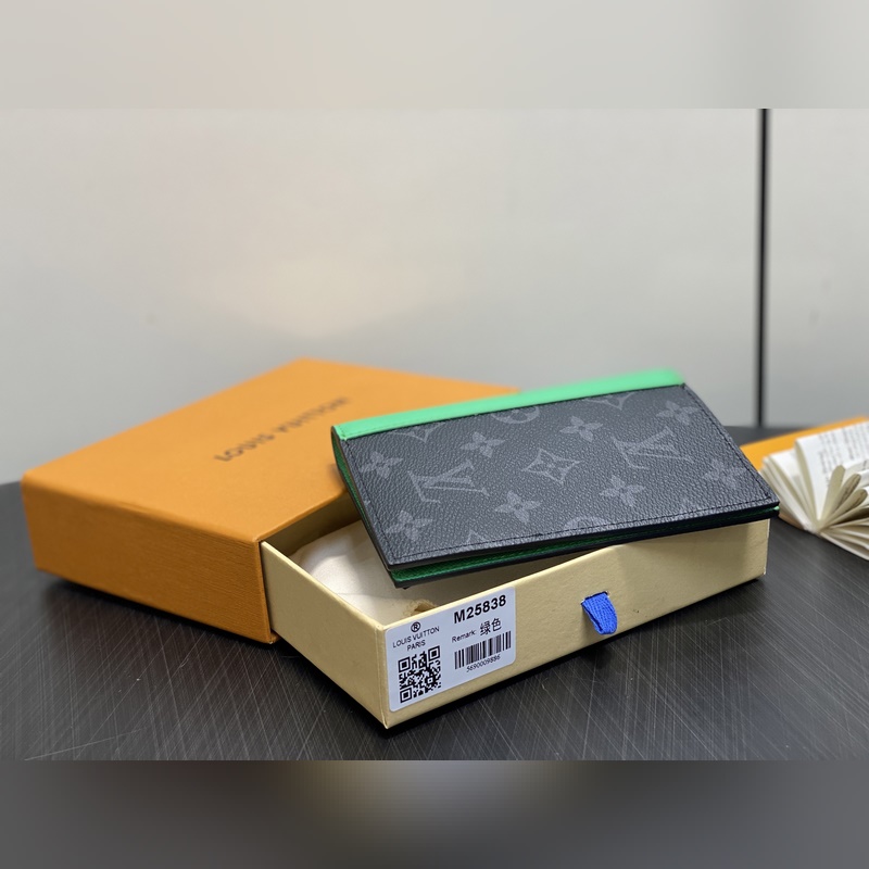 M25838黑花/綠色 護照夾護照套 當季新款 護照套 本款護照套為 Monog