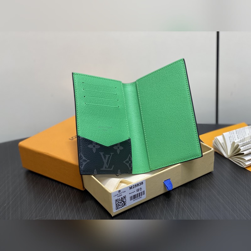 M25838黑花/綠色 護照夾護照套 當季新款 護照套 本款護照套為 Monog