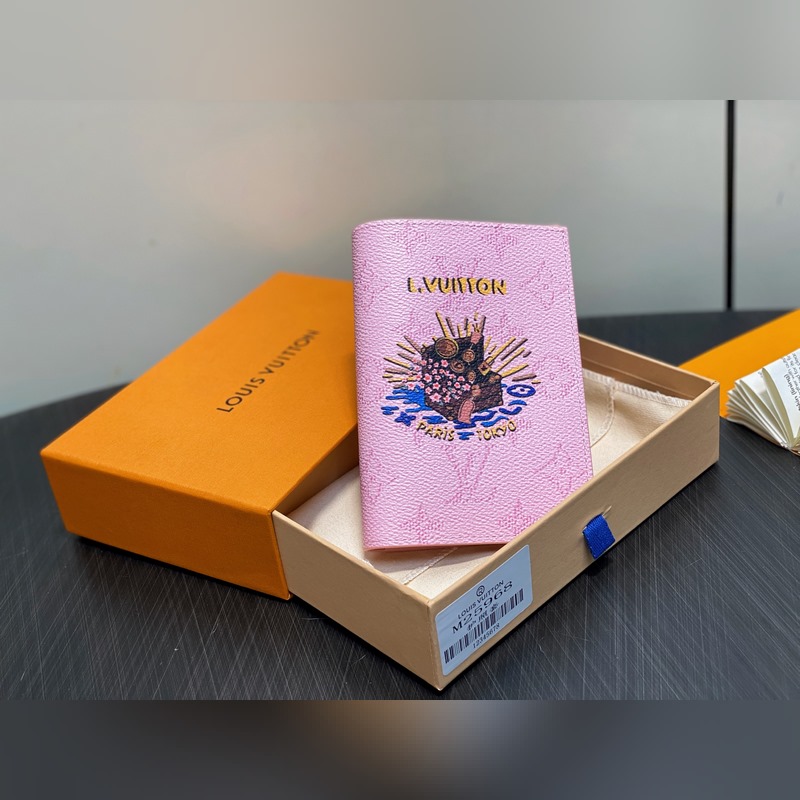M25968粉色 印花護照夾護照套 EARLY ACCESS Lv nugo聯名