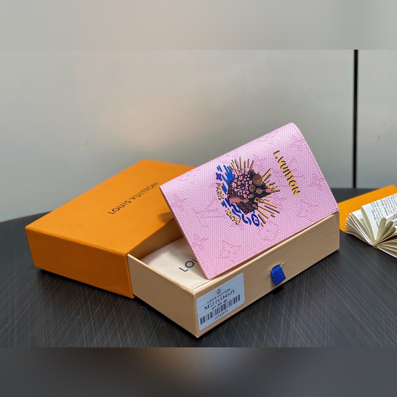 M25968粉色 印花護照夾護照套 EARLY ACCESS Lv nugo聯名
