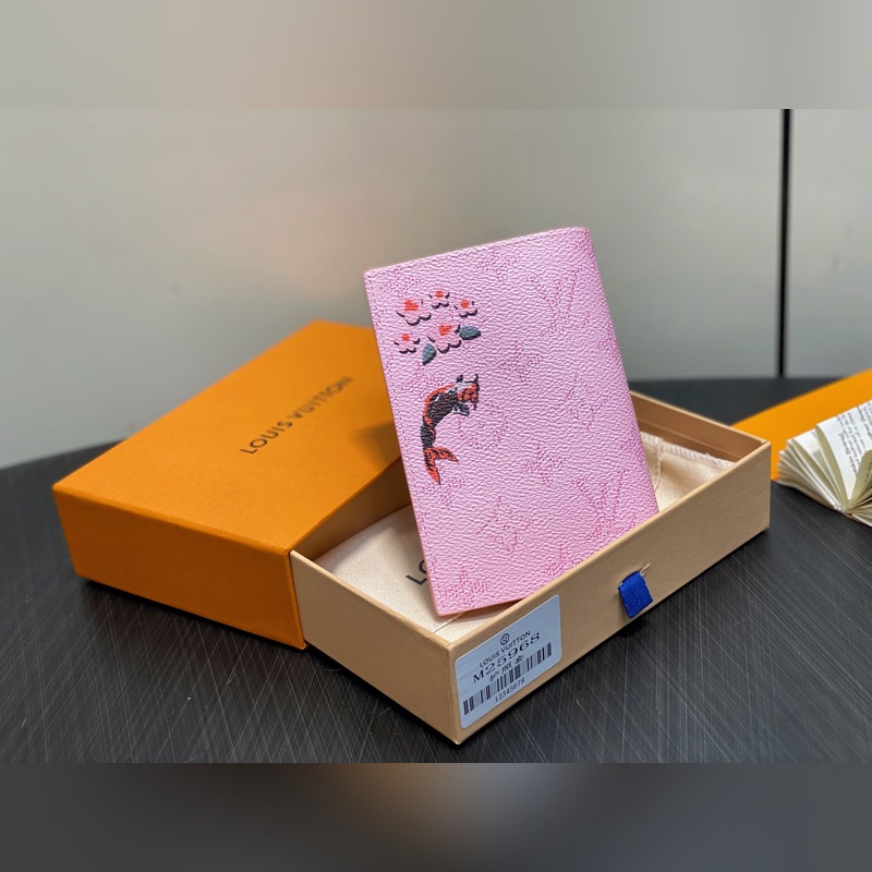 M25968粉色 印花護照夾護照套 EARLY ACCESS Lv nugo聯名