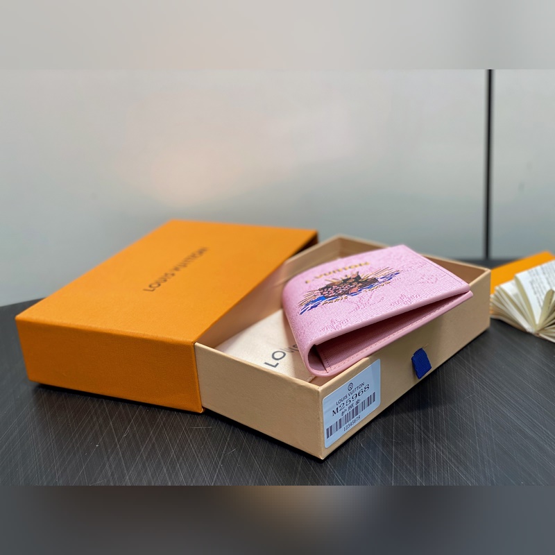 M25968粉色 印花護照夾護照套 EARLY ACCESS Lv nugo聯名