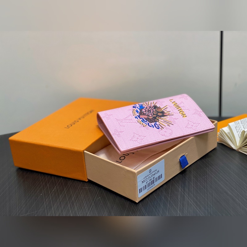 M25968粉色 印花護照夾護照套 EARLY ACCESS Lv nugo聯名