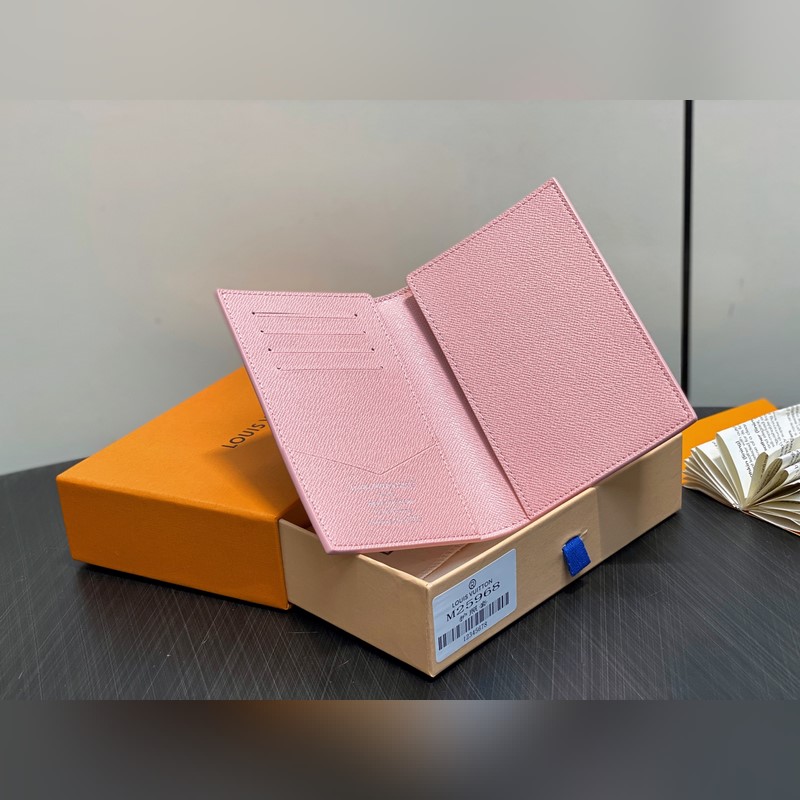 M25968粉色 印花護照夾護照套 EARLY ACCESS Lv nugo聯名