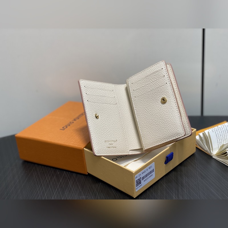 M22399奶油色 絲印全皮兩折錢包 Cléa 錢夾 本款 Cléa 錢夾取材