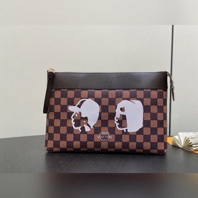 M40813啡格 公仔絲印手包手拿包 pochette voyage soupl