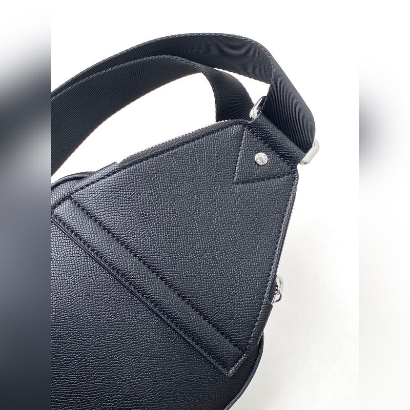 [海原外單 獨實家拍 30863黑十字紋]本款 Avenue 單肩包取材 Dam