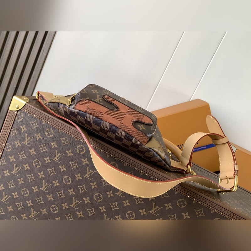 M15271 頂級原單 變碼芯片163C 本款Rush腰包為深邃Monogram