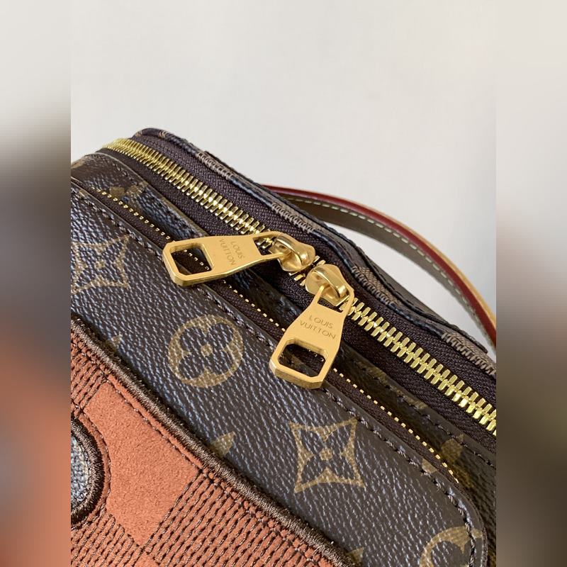 M15271 頂級原單 變碼芯片163C 本款Rush腰包為深邃Monogram