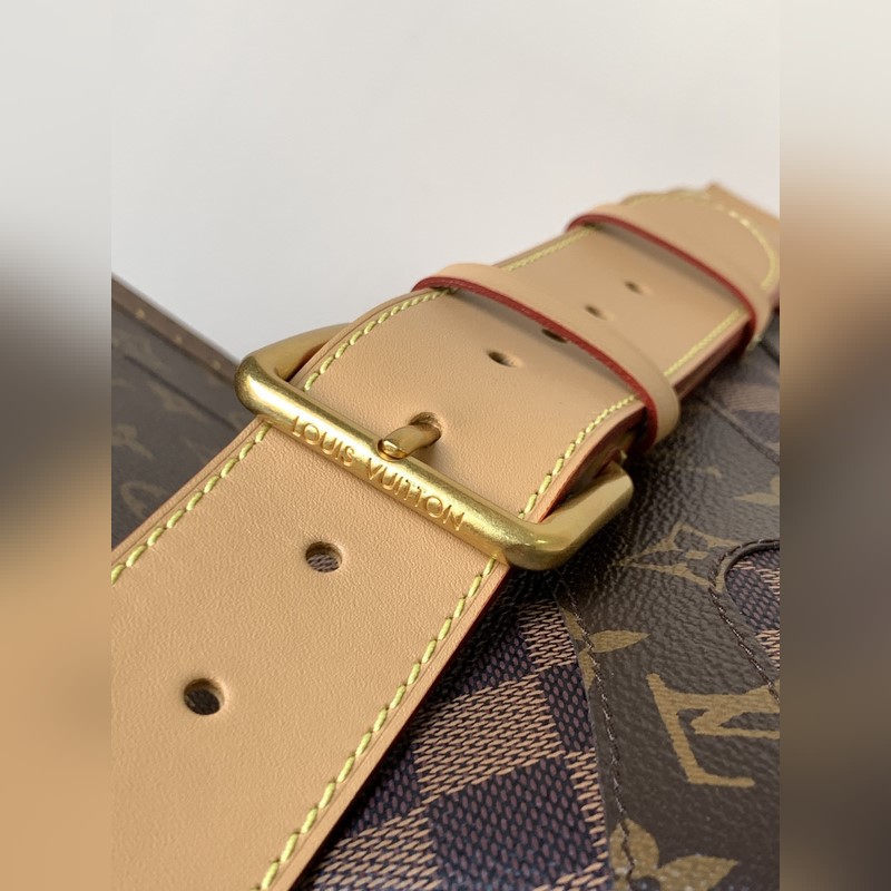 M15271 頂級原單 變碼芯片163C 本款Rush腰包為深邃Monogram