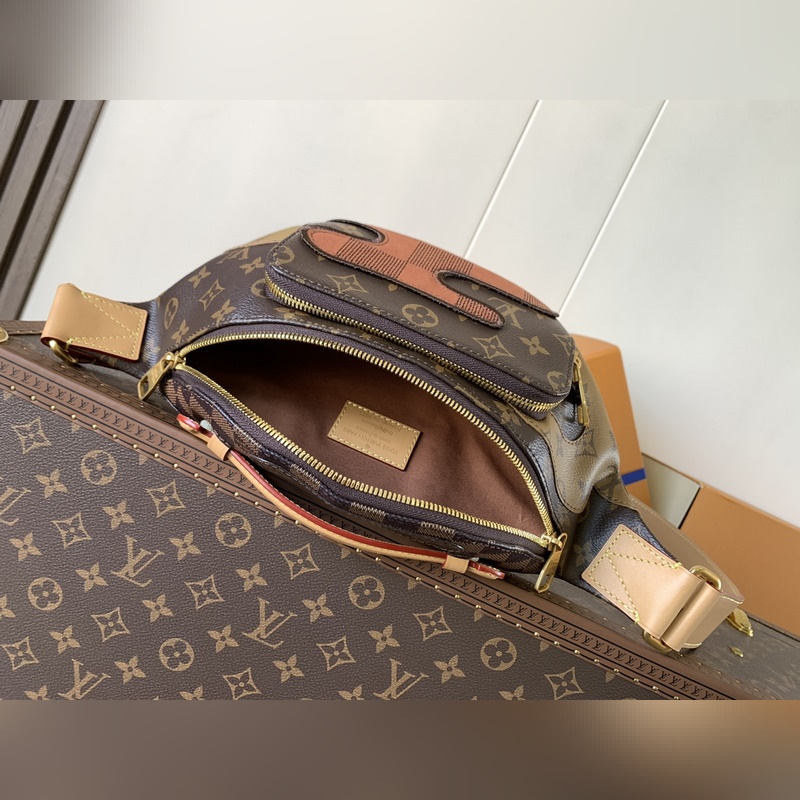 M15271 頂級原單 變碼芯片163C 本款Rush腰包為深邃Monogram