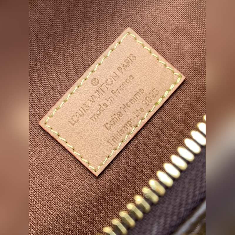 M15271 頂級原單 變碼芯片163C 本款Rush腰包為深邃Monogram