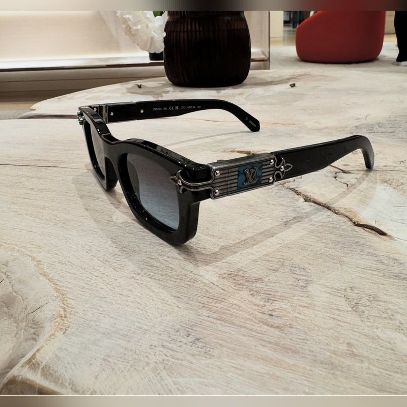 LOUIS VUITTON MODEL：Z2529U Z2556U SIZE：4