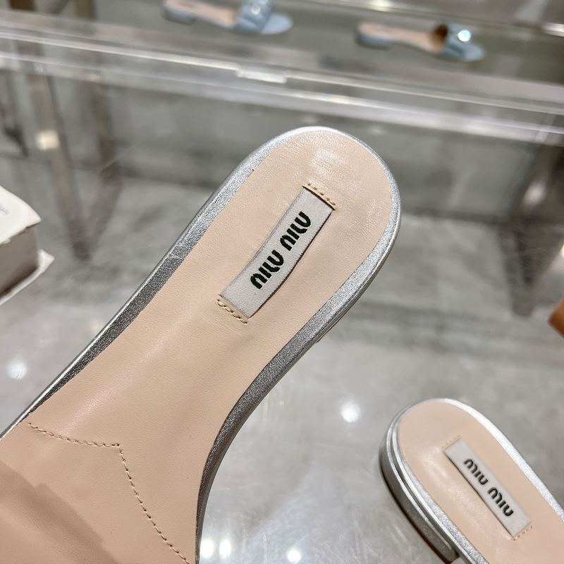 MiuMiu謬謬2026春夏新款鑲鑽一字拖鞋 可甜可鹽的喵喵女孩 簡(jiǎn)約設(shè)計(jì)的鞋面