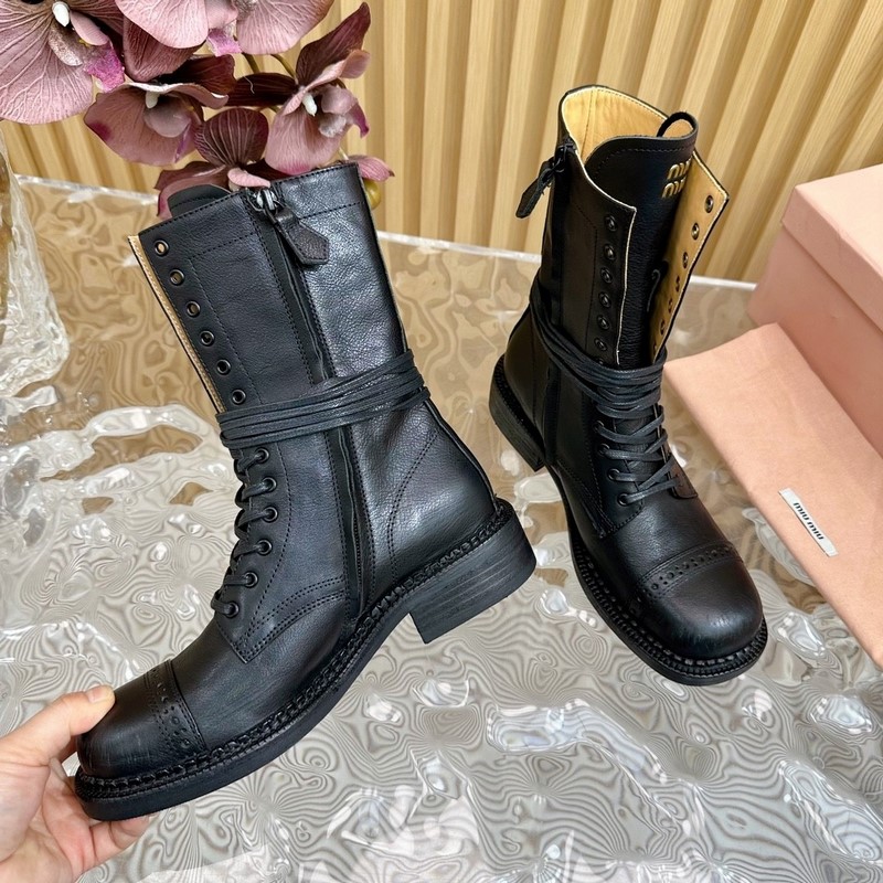 高版本 MiuMiu 24走秀款複古機車靴 -------- 甜美複古機車風(fēng) 太
