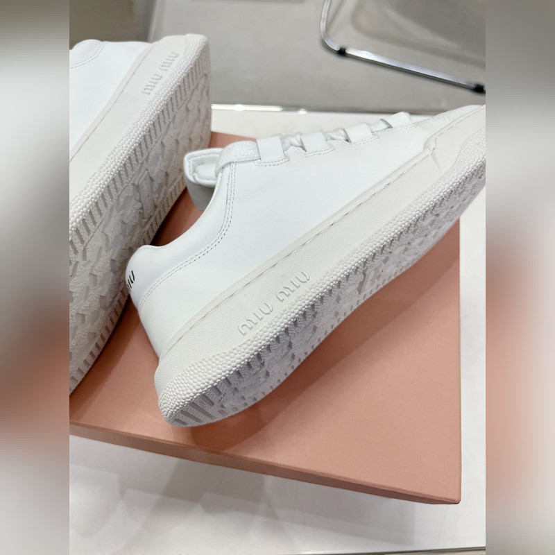 繆繆miumiu2026新款 火爆款髒髒鞋 小白鞋 主推款 複古做舊時(shí)尚 簡(jiǎn)約高