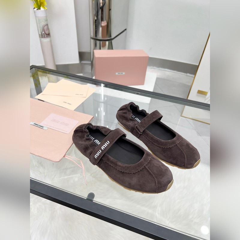2026 春 miumiu同款芭蕾舞鞋 舒適和顔值并存，滿滿的優雅感~ 面料：進