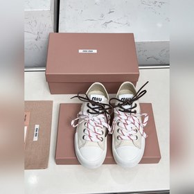 miumiu25年最新走秀款，經典升級 舒適度與時髦度并存 經典黑白款百搭 軟底