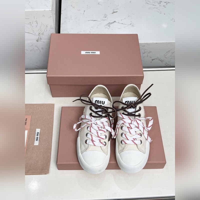 miumiu25年最新走秀款，經(jīng)典升級(jí) 舒適度與時(shí)髦度并存 經(jīng)典黑白款百搭 軟底