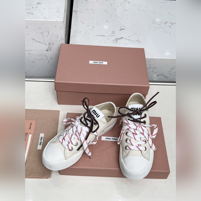 miumiu25年最新走秀款，經(jīng)典升級(jí) 舒適度與時(shí)髦度并存 經(jīng)典黑白款百搭 軟底