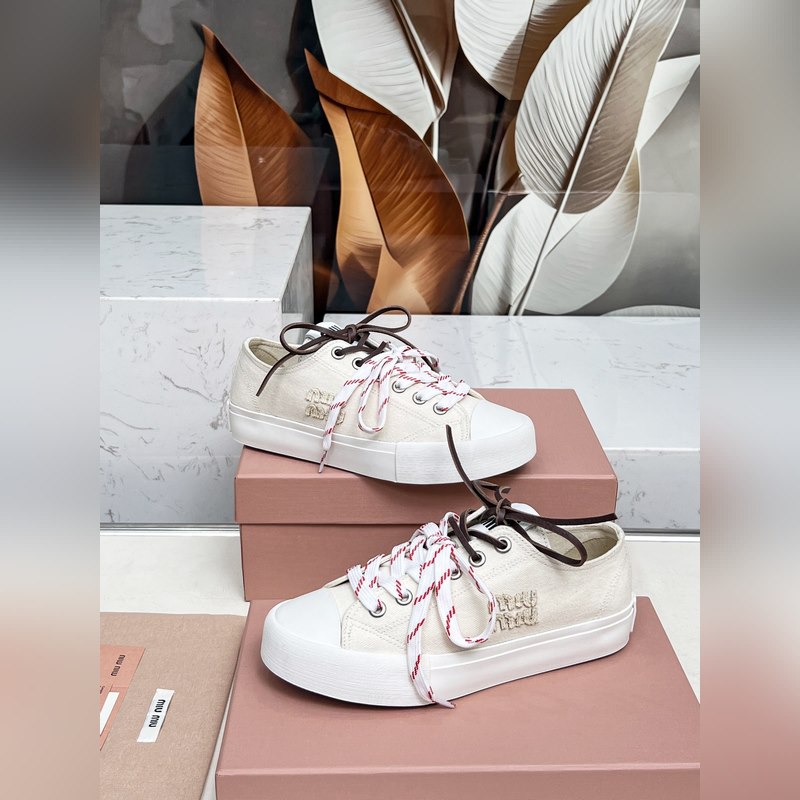 miumiu25年最新走秀款，經(jīng)典升級(jí) 舒適度與時(shí)髦度并存 經(jīng)典黑白款百搭 軟底