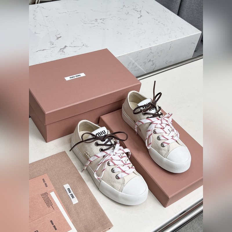 miumiu25年最新走秀款，經(jīng)典升級(jí) 舒適度與時(shí)髦度并存 經(jīng)典黑白款百搭 軟底